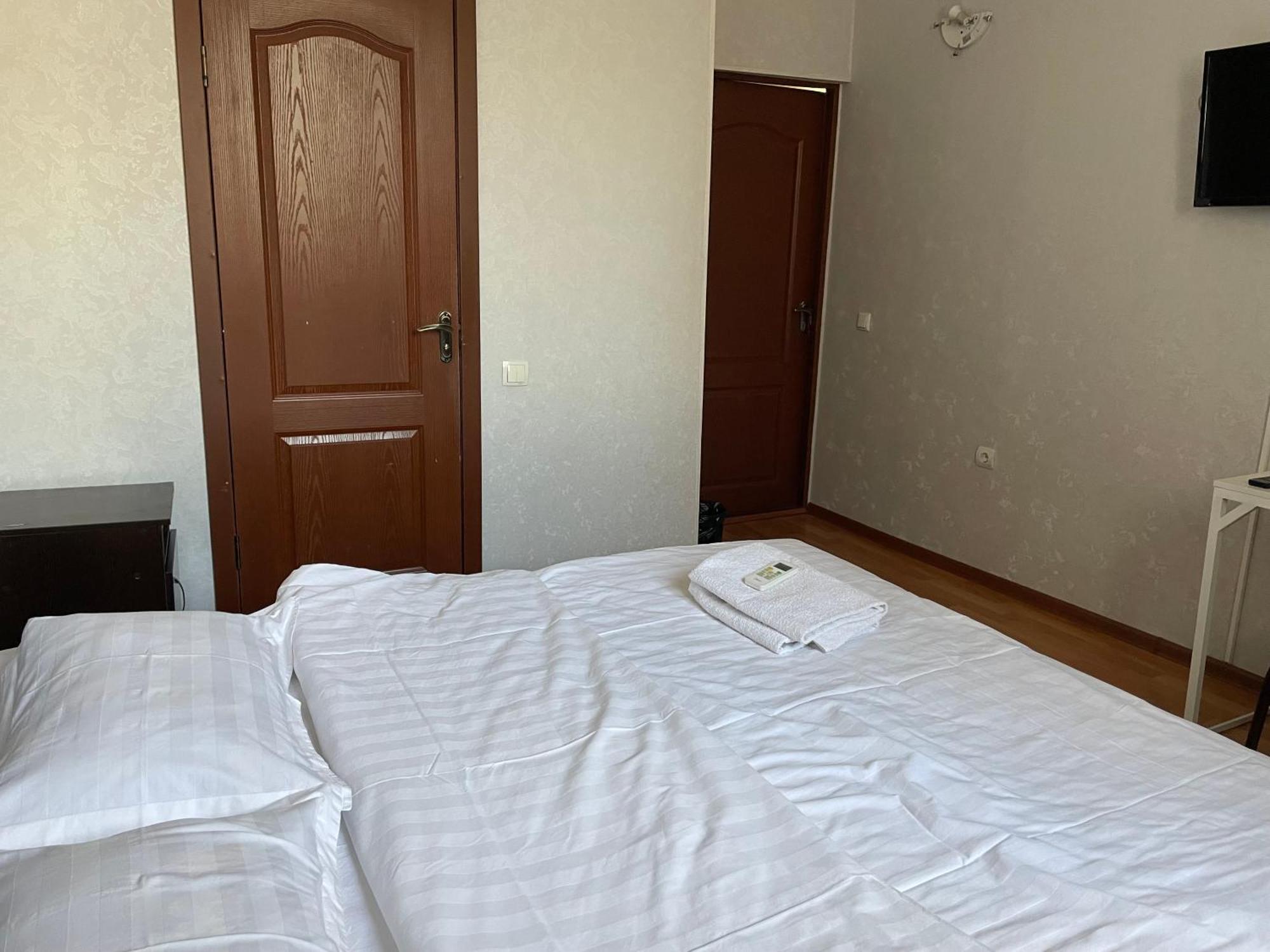 Fiveseasons Hostel Almaty Exterior photo