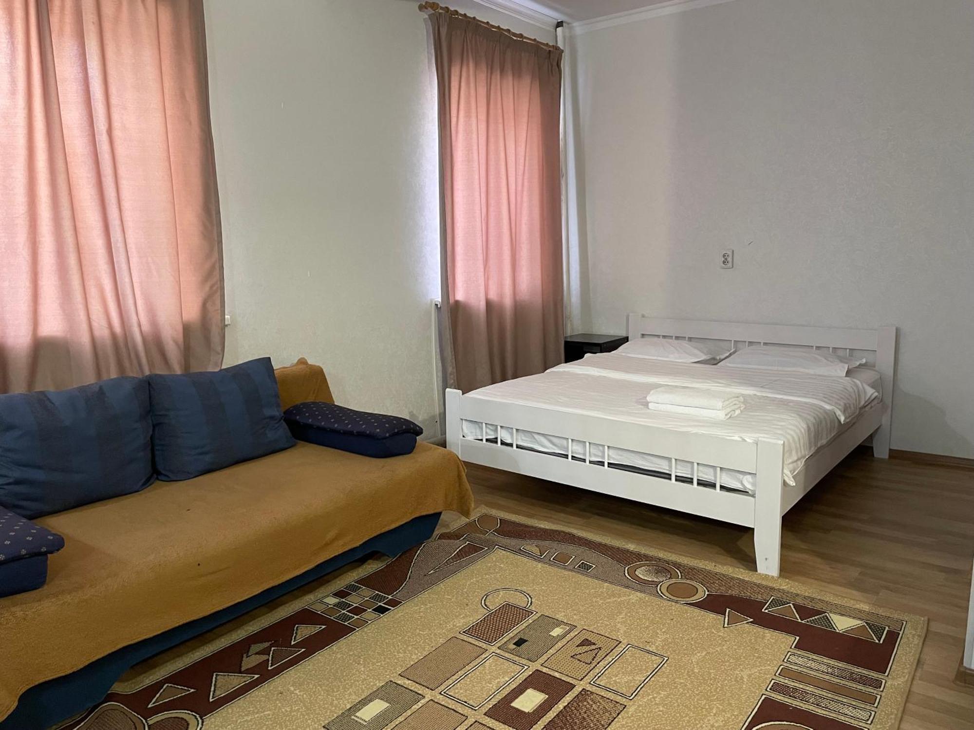 Fiveseasons Hostel Almaty Exterior photo